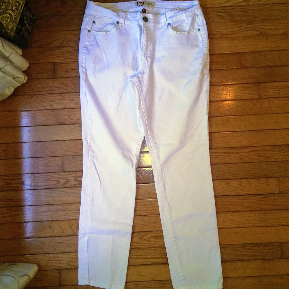 ⭐Gorgeous low-rise skinny embroidered jeans